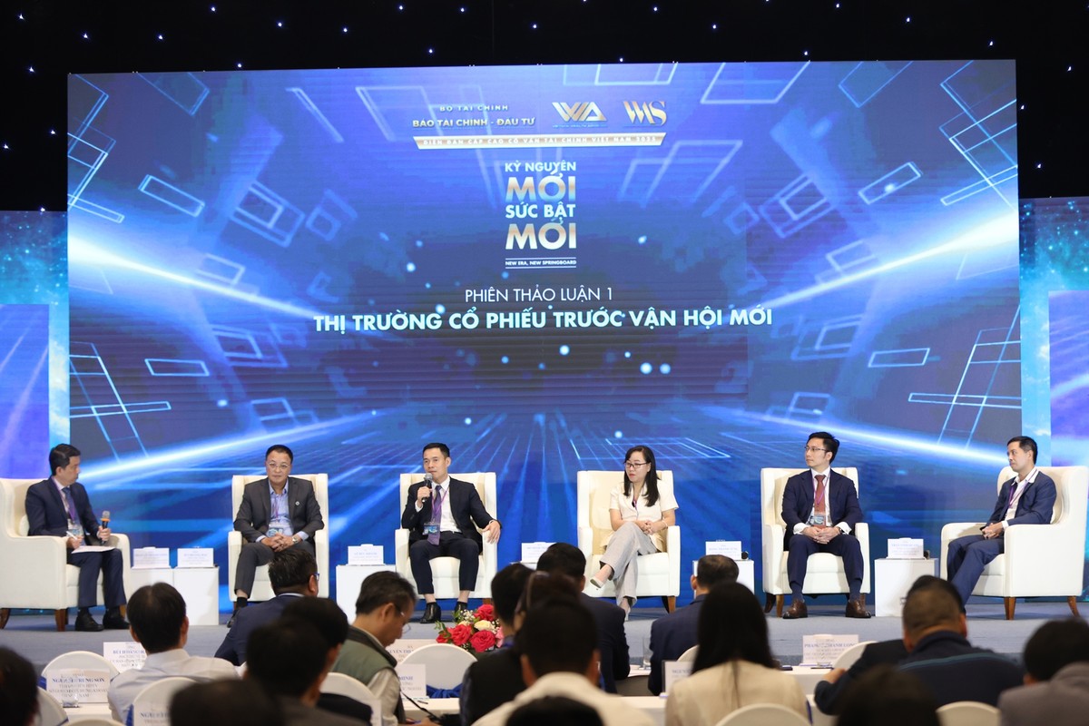 Hai phiên thảo luận chuyên sâu được tổ chức tại Diễn đàn đã thu hút sự quan tâm đặc biệt của giới đầu tư. Phiên thứ nhất với chủ đề “Thị trường cổ phiếu trước vận hội mới” có sự tham gia của đại diện Ủy ban Chứng khoán Nhà nước, các công ty chứng khoán hàng đầu cùng quỹ đầu tư quốc tế, tập trung phân tích triển vọng nhóm cổ phiếu chủ lực, các ngành hấp dẫn và khuyến nghị cho nhà đầu tư trong bối cảnh biến động nhanh.