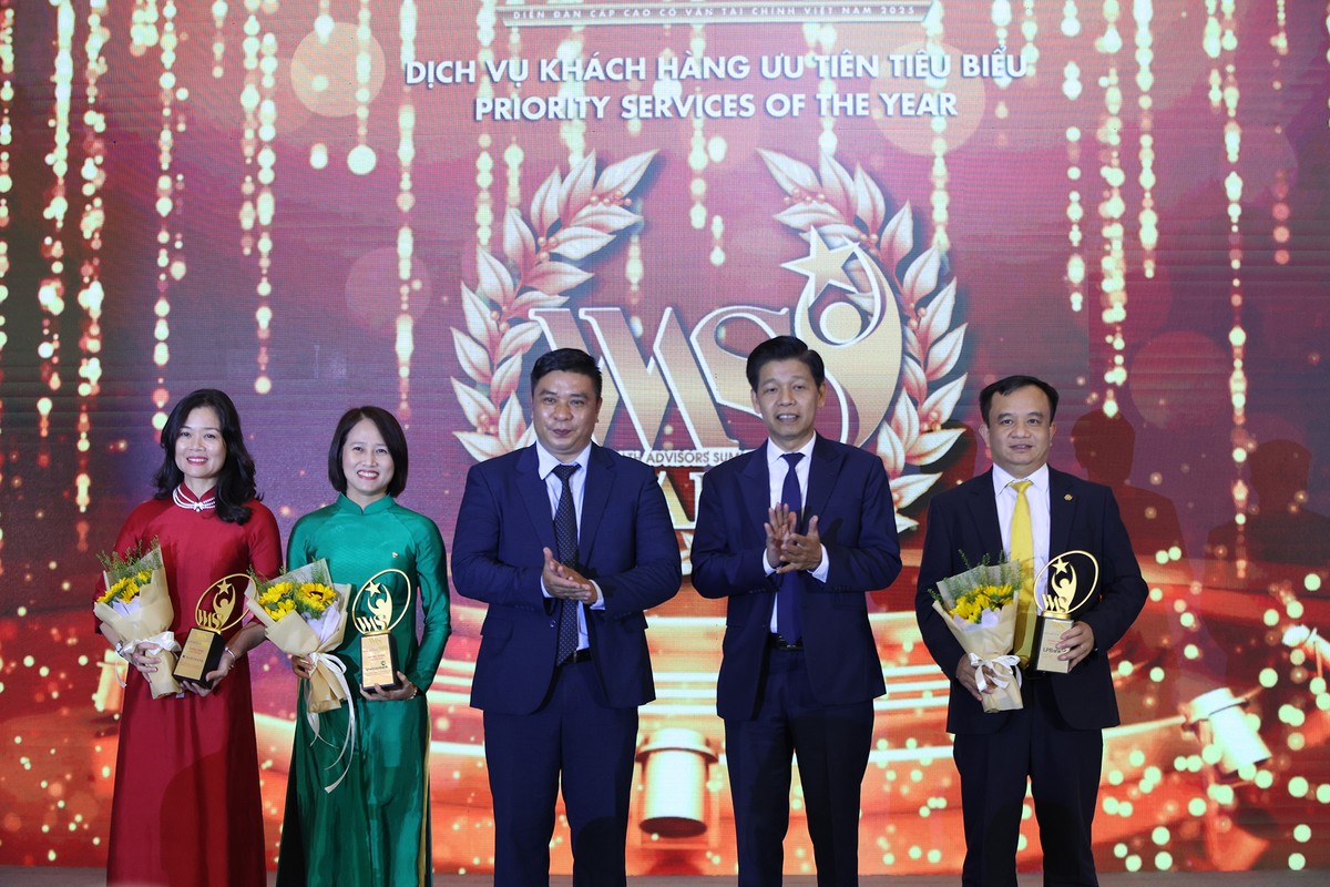 Trong khuôn khổ VWAS 2025, Hội đồng bình chọn đã công bố và vinh danh các sản phẩm dịch vụ tài chính tiêu biểu và các doanh nghiệp Vì sự phát triển dịch vụ tài chính. Trong ảnh: Ông Phạm Văn Hoành, Tổng Biên tập Báo Tài chính - Đầu tư, Trưởng Ban Tổ chức Diễn đàn và ông Nguyễn Minh Tuấn, Giám đốc điều hành Cộng đồng Cố vấn tài chính Việt Nam (VWA), đồng Trưởng Ban Tổ chức chúc mừng các đơn vị được vinh danh Dịch vụ khách hàng ưu tiên tiêu biểu gồm: Ngân hàng Nông nghiệp và Phát triển Nông thôn Việt Nam - Agribank, Ngân hàng TMCP Ngoại thương Việt Nam -Vietcombank, Ngân hàng TMCP Lộc Phát Việt Nam - LPbank.