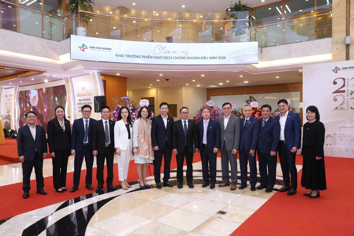 Lãnh đạo ngành và các thành viên thị trường chụp ảnh lưu niệm tại buổi lễ.