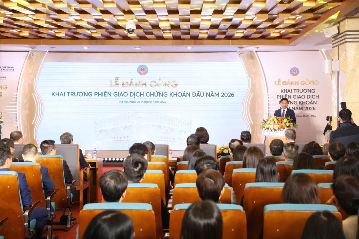 Bộ trưởng chỉ đạo, ngành chứng khoán tiếp tục hoàn thiện khung pháp lý để thị trường phát triển ổn định, bền vững, tận dụng cơ hội từ việc nâng hạng. Tiếp theo, triển khai các giải pháp đã phê duyệt trong Đề án nâng hạng thị trường. Bên cạnh đó, ngành chứng khoán phải đẩy mạnh chuyển đổi số, hiện đại hóa hạ tầng giao dịch, tăng cường ứng dụng công nghệ trong giám sát thị trường. Song song, cần phát triển đa dạng sản phẩm: trái phiếu, phái sinh, chứng chỉ quỹ, chứng chỉ lưu ký, công cụ tài chính xanh.