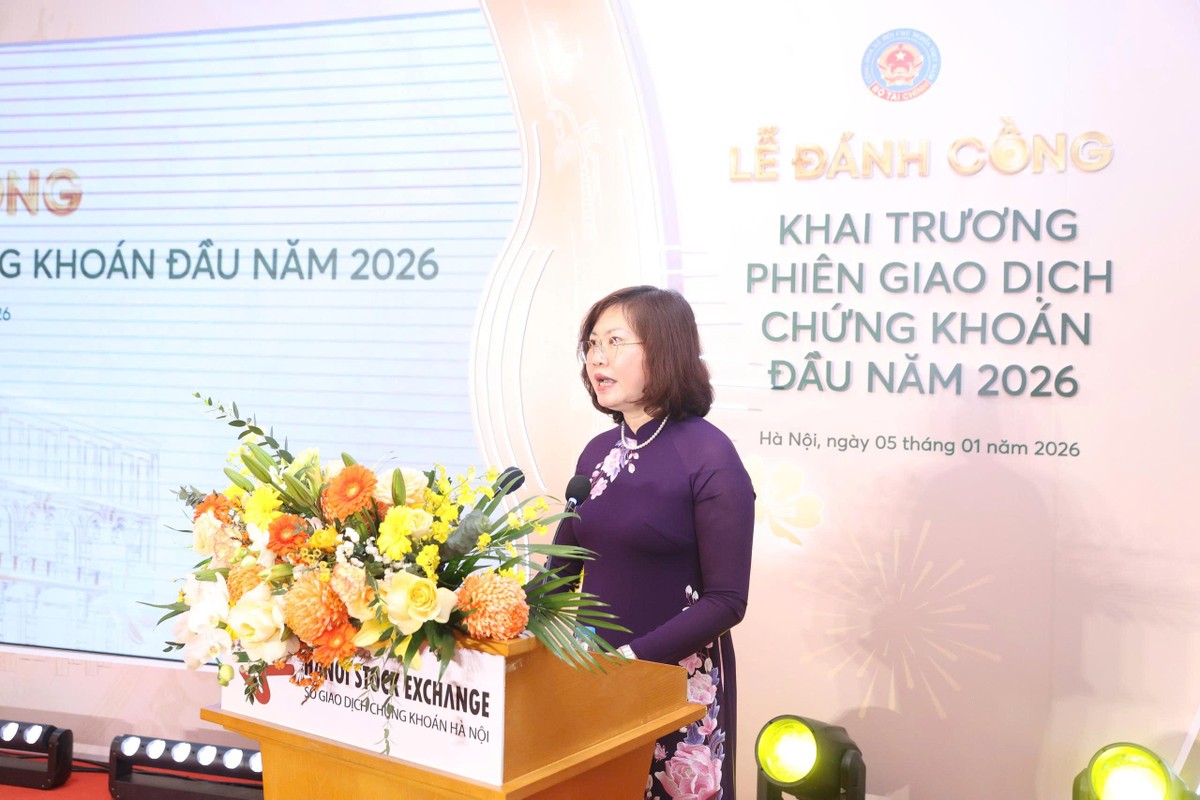 Tiếp thu ý kiến chỉ đạo, Chủ tịch Ủy ban Chứng khoán Nhà nước Vũ Thị Chân Phương cho biết, ngành tiếp tục hoàn thiện khung pháp lý, duy trì tiêu chí nâng hạng, hiện đại hóa hạ tầng CNTT dựa trên hệ thống KRX, đồng thời triển khai cơ chế đối tác bù trừ trung tâm (CCP) vào đầu năm 2027...