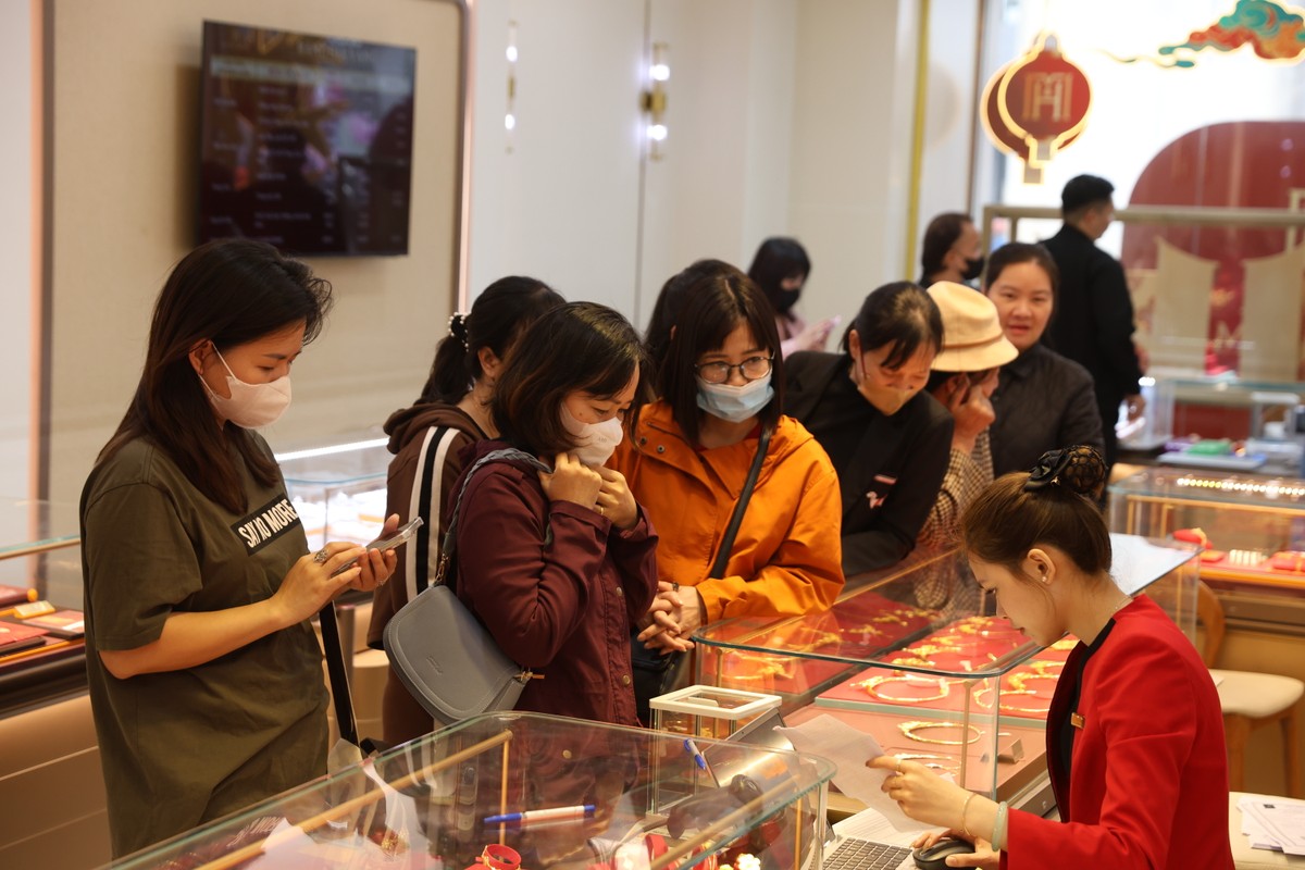 Bất chấp thời tiết mưa ẩm, đông đảo người dân đã tập trung tại các cơ sở kinh doanh vàng bạc tại Hà Nội để mua vàng.