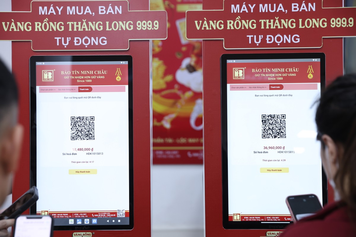 Khách hàng quét QR trực tiếp thanh toán mua vàng trên máy.