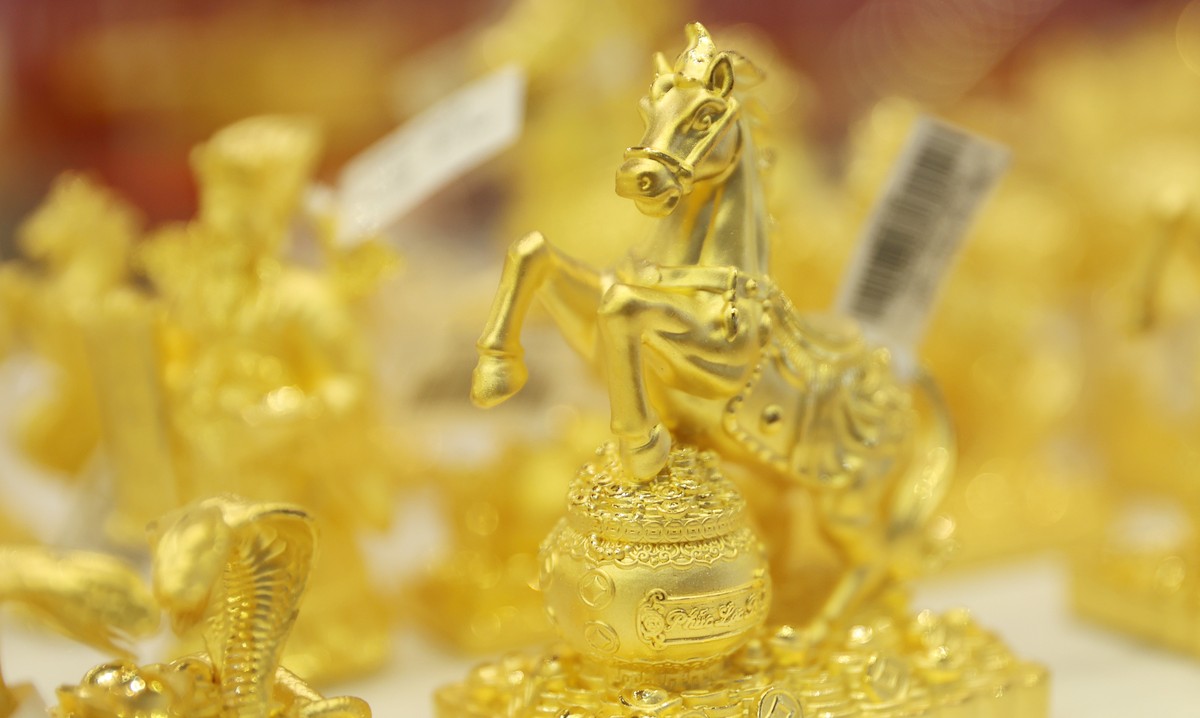 Năm nay tượng ngựa vàng được trưng bày phục vụ khách hàng, phù hợp với năm Bính Ngọ 2026.