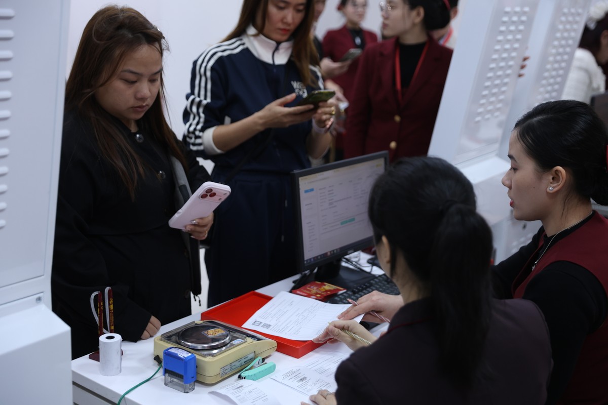 Sau đó ra nhận vàng tại quầy, quy trình mỗi lần mua vàng chỉ khoảng 10 phút.