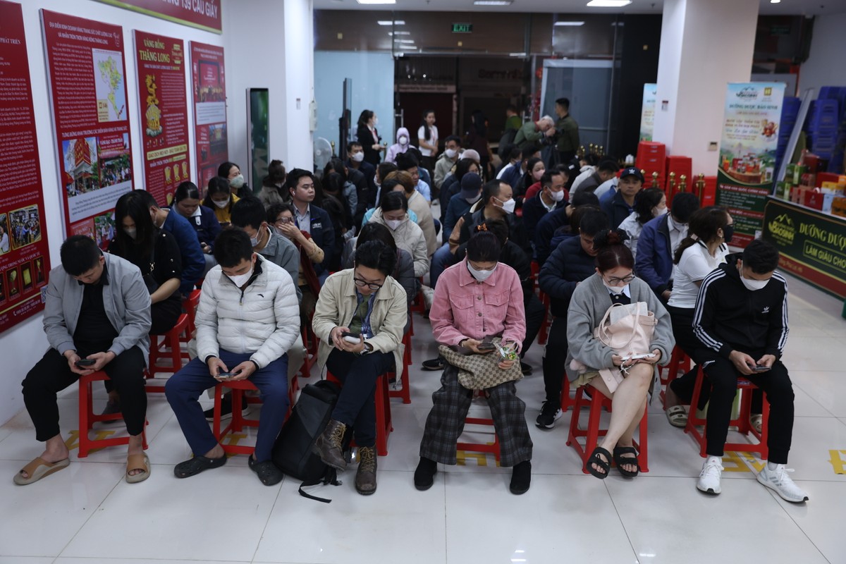 5h sáng, người dân đã xếp hàng kín một cửa hàng vàng trên phố Cầu Giấy (Hà Nội).