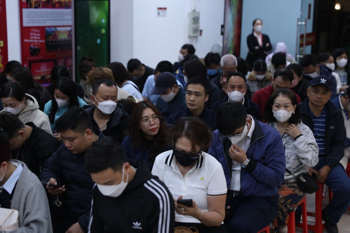 Nhiều người tỏ ra mệt mỏi sau khi bỏ ra hàng tiếng đồng hồ chờ đợi giao dịch.