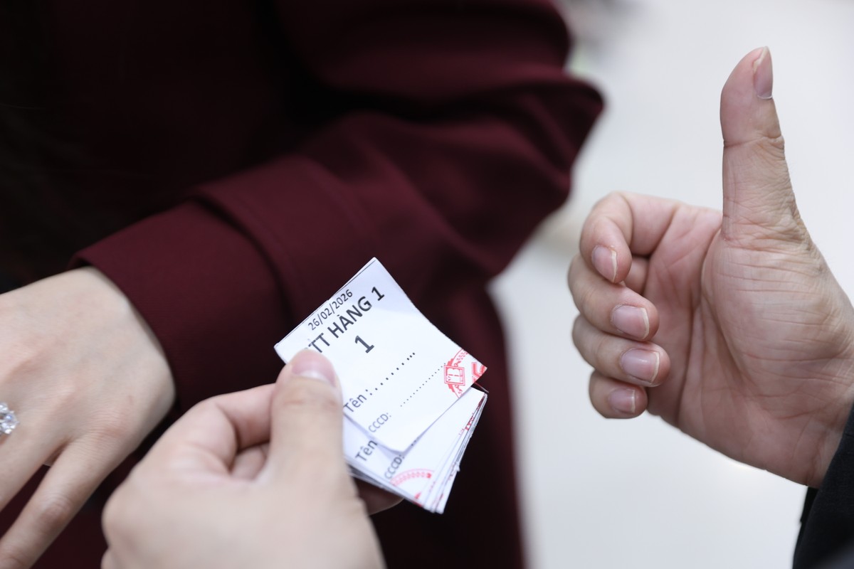 Khách mua vàng sẽ được nhân viên cửa hàng phát phiếu đánh số thứ tự.