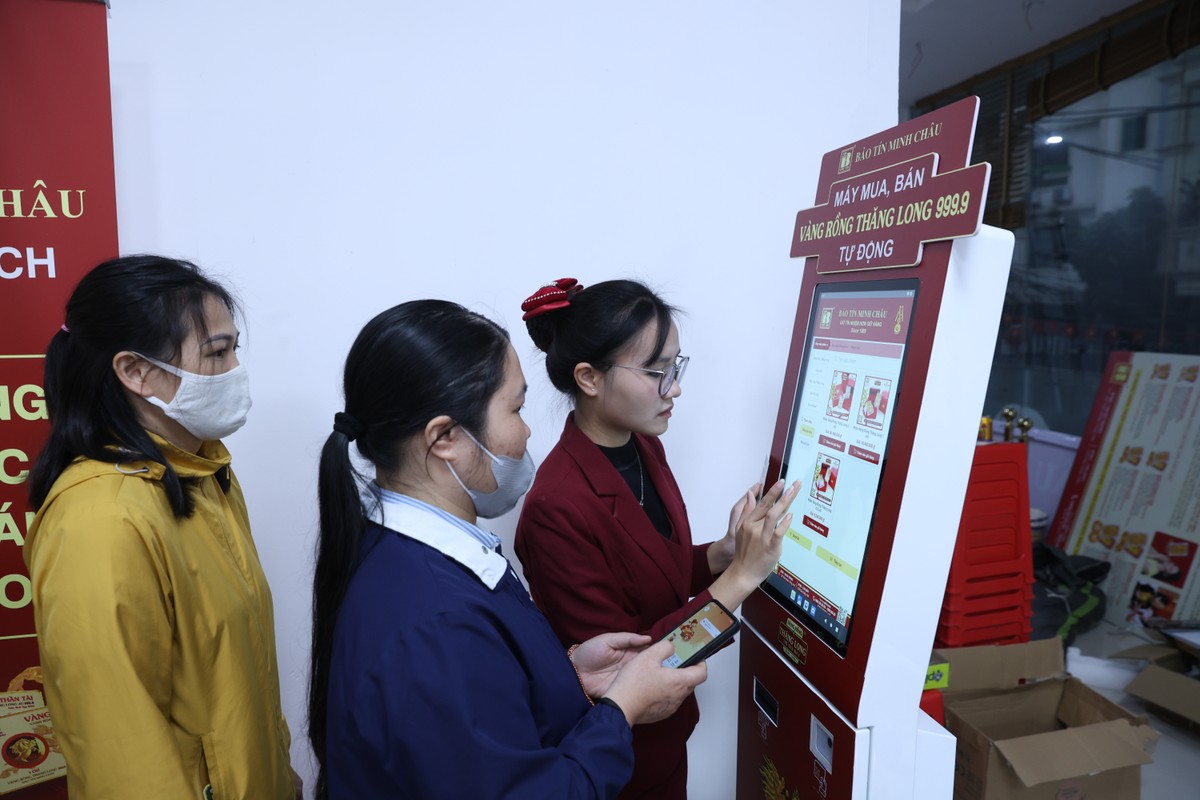 Cửa hàng vàng trên phố Cầu Giấy trang bị máy bán vàng tự động khiến thời gian giao dịch được rút ngắn.