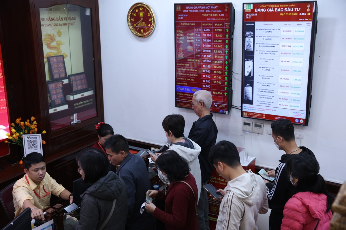 Đúng 6h30, hàng vàng mở cửa giao dịch. Giá vàng SJC tăng đạt mốc 18,53 triệu/chỉ (bán ra), nhẫn tròn trơn thương hiệu Rồng vàng Thăng Long của Bảo Tín Minh Châu cũng tăng lên mức 18,48 triệu/chỉ (bán ra).