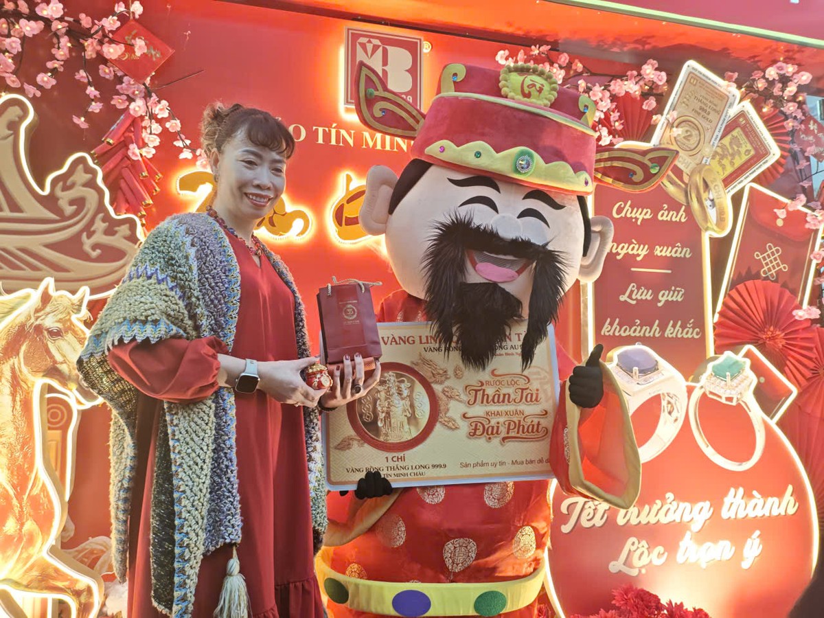 Những khách hàng đầu tiên rước vàng về nhà ngày Vía Thần Tài.