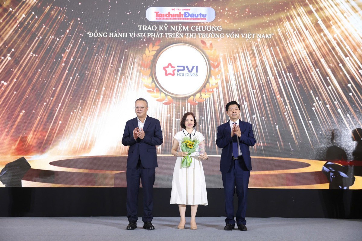 Đại diện Công ty cổ phần PVI nhận kỷ niệm chương.