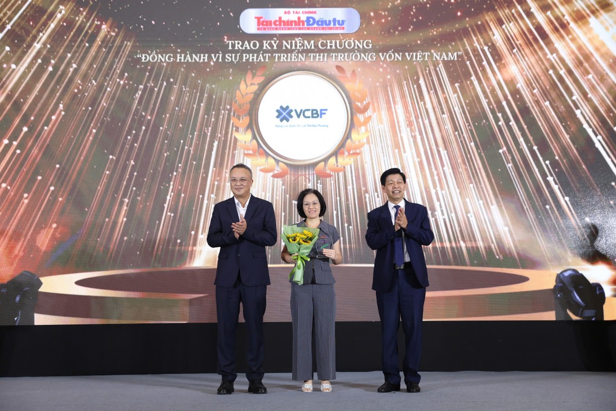 Đại diện Công ty TNHH Quản lý Quỹ Đầu tư Chứng khoán Vietcombank (VCBF) nhận kỷ niệm chương.