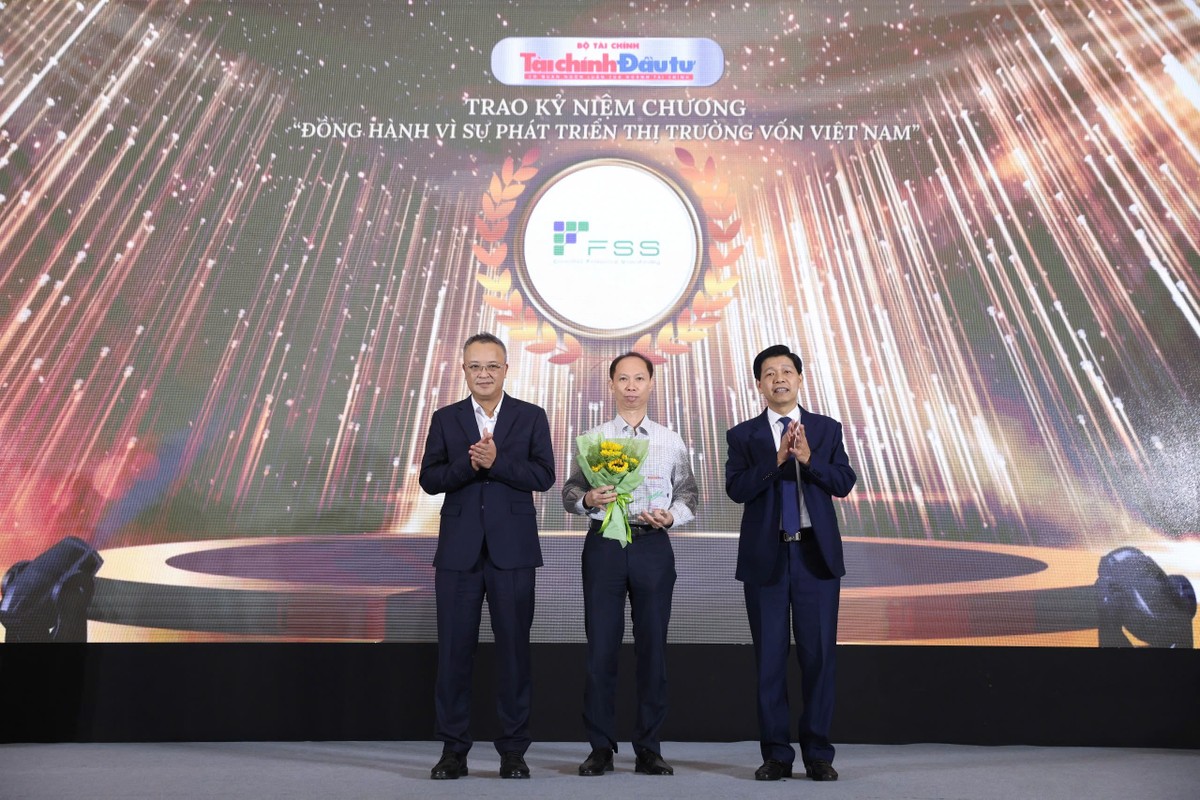 Đại diện CTCP Giải pháp Phần mềm Tài chính (FSS) nhận kỷ niệm chương.