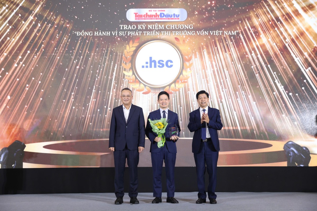Đại diện CTCP Chứng khoán TP. Hồ Chí Minh (HSC) nhận kỷ niệm chương.