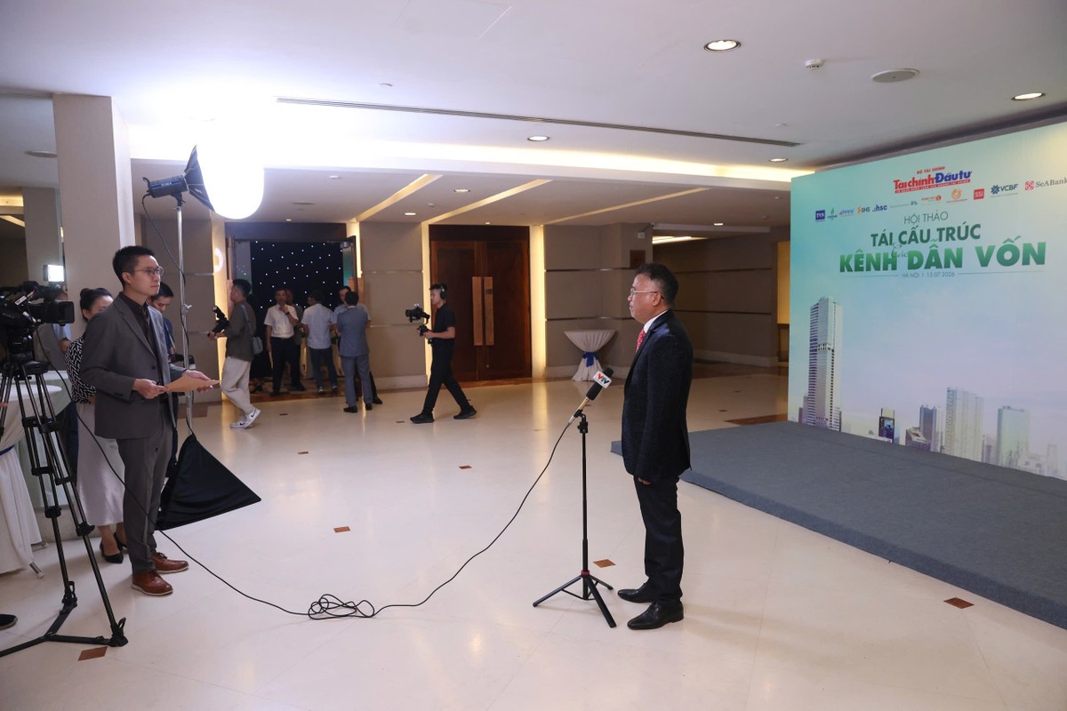 Ông Tâm trả lời phỏng vấn báo chí trước khi sự kiện chính thức bắt đầu. Ông Tâm trả lời phỏng vấn báo chí trước khi sự kiện chính thức bắt đầu.
