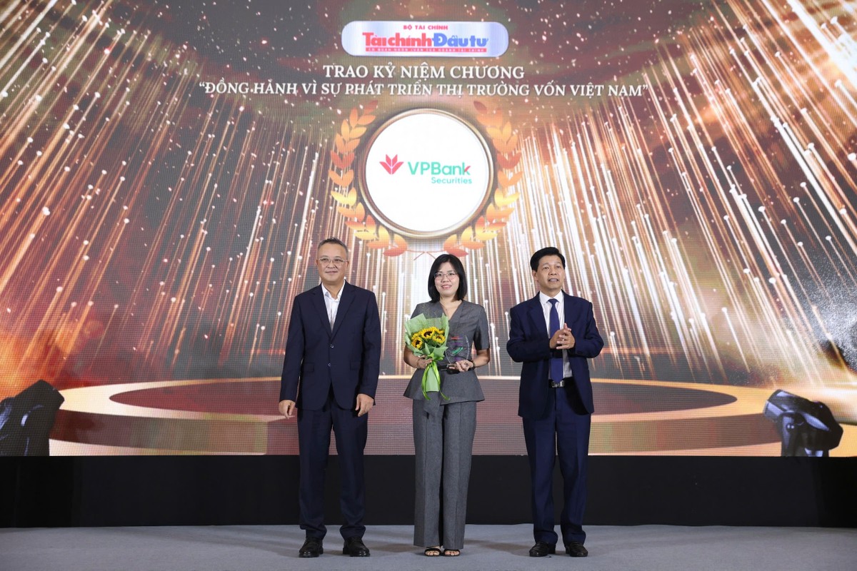 Đại diện CTCP Chứng khoán VPBank (VPBankS) nhận kỷ niệm chương.