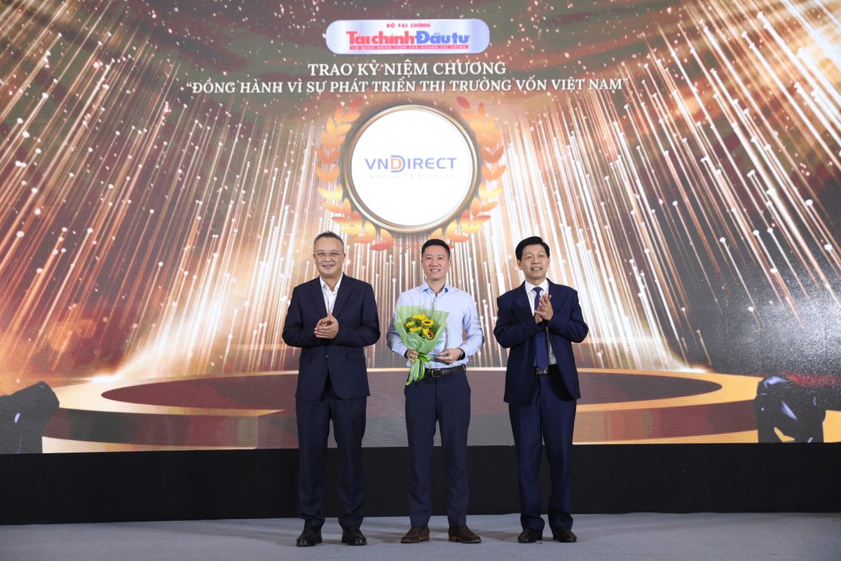 Đại diện Công ty Chứng khoán VNDIRECT nhận kỷ niệm chương.