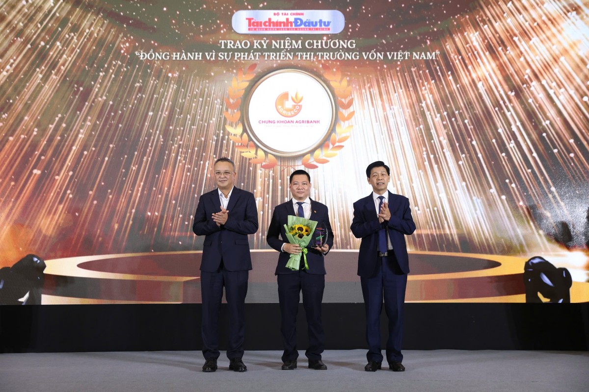 Đại diện CTCP Chứng khoán Agribank (Agriseco) nhận kỷ niệm chương.