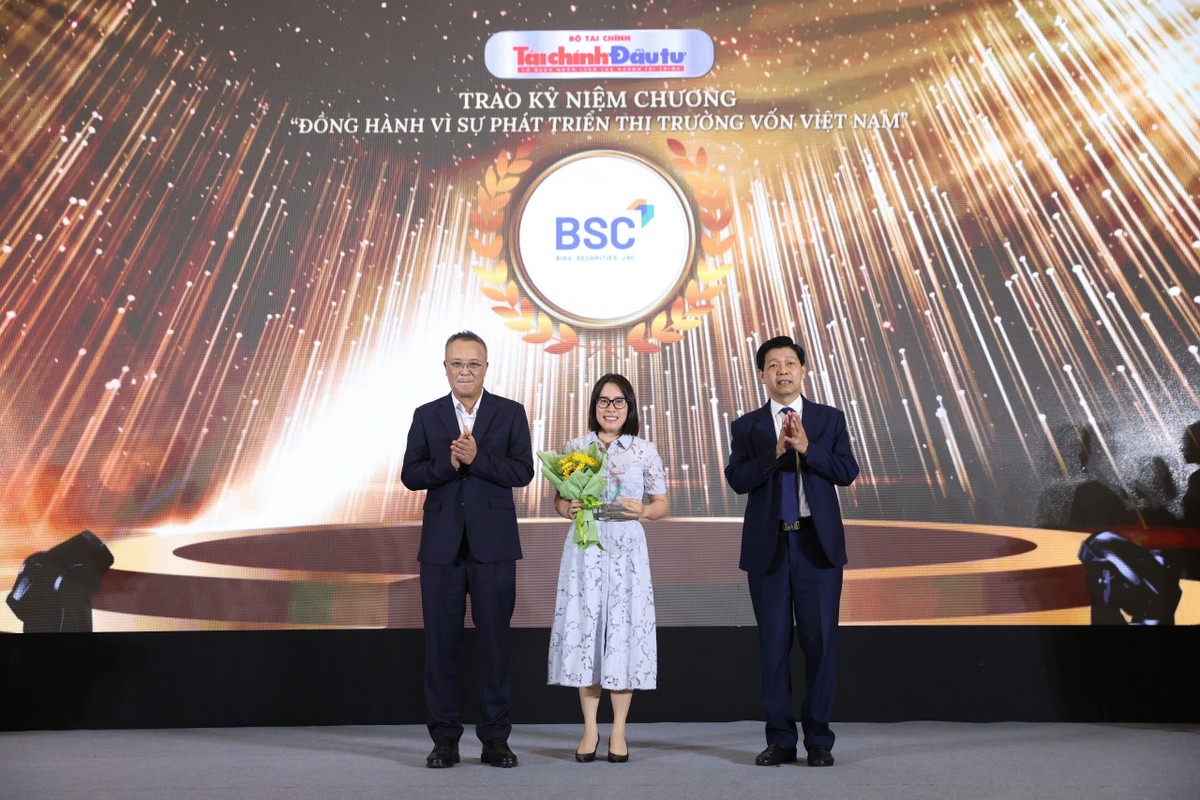 Đại diện CTCP Chứng khoán BIDV (BSC) nhận kỷ niệm chương.