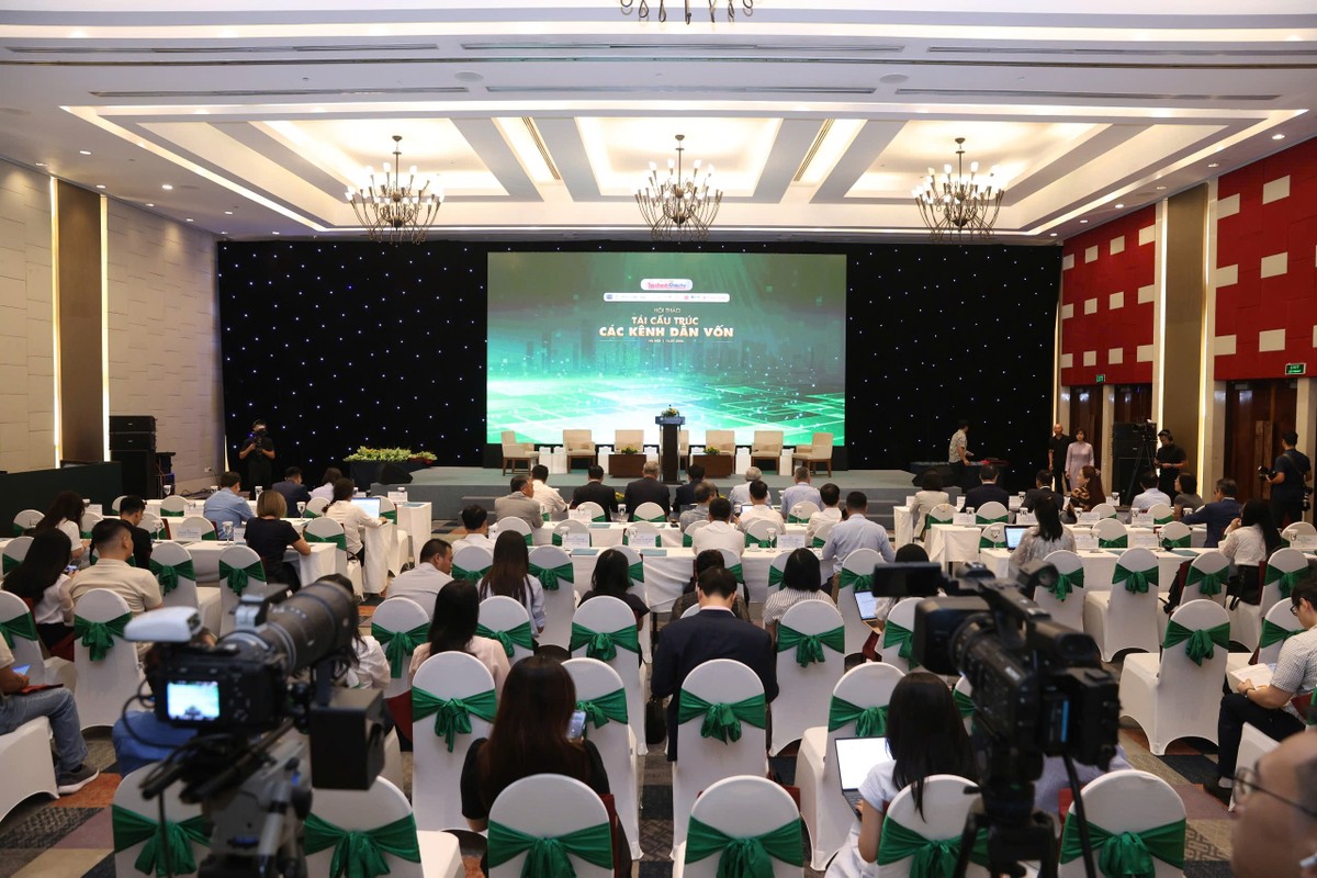 8h30 sáng, Hội thảo "Tái cấu trúc các kênh dẫn vốn" mới chính thức khai mạc, nhưng trước đó đã có rất nhiều khách mời đến sớm. 8h30 sáng, Hội thảo "Tái cấu trúc các kênh dẫn vốn" mới chính thức khai mạc, nhưng trước đó đã có rất nhiều khách mời đến sớm.
