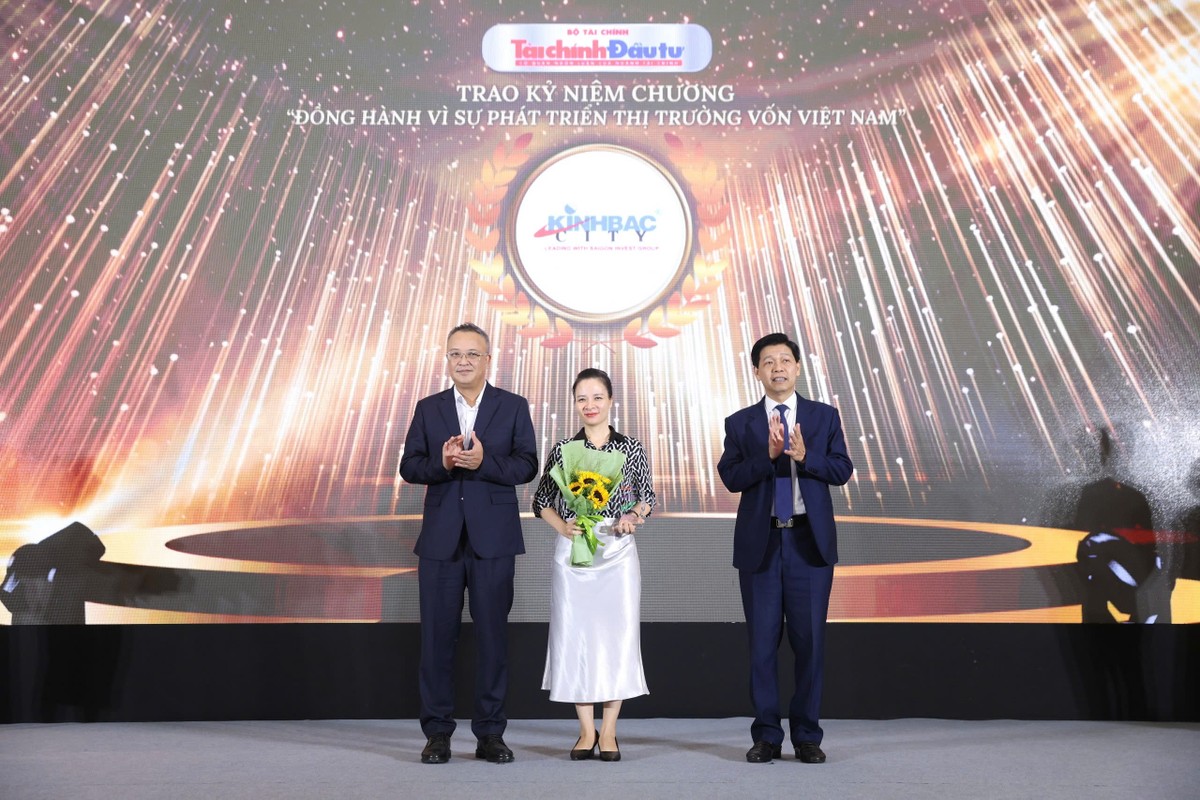 Đại diện Tổng công ty Phát triển Đô thị Kinh Bắc (KBC) nhận kỷ niệm chương.