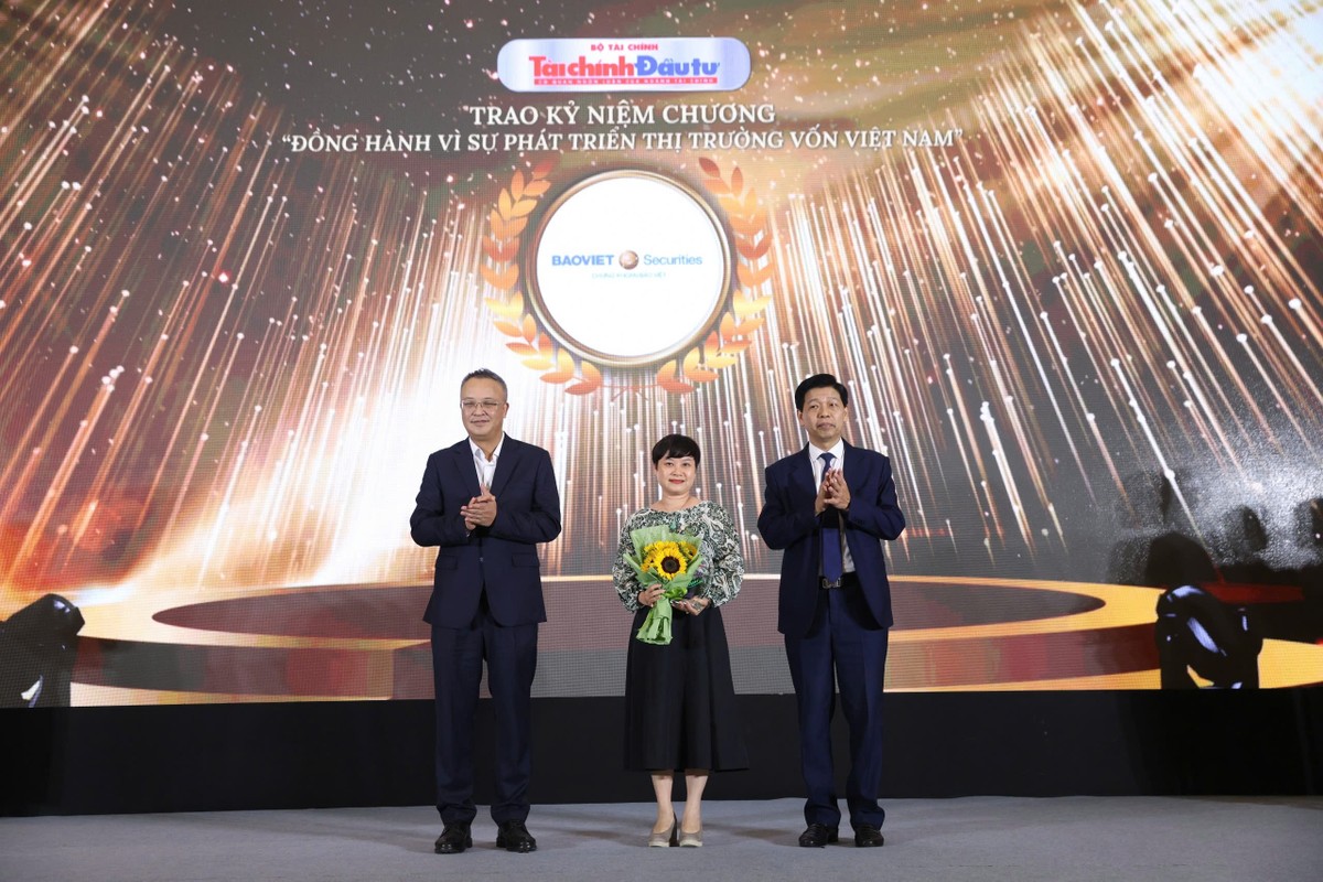 Đại diện Công ty cổ phần Chứng khoán Bảo Việt (BVSC) nhận kỷ niệm chương.