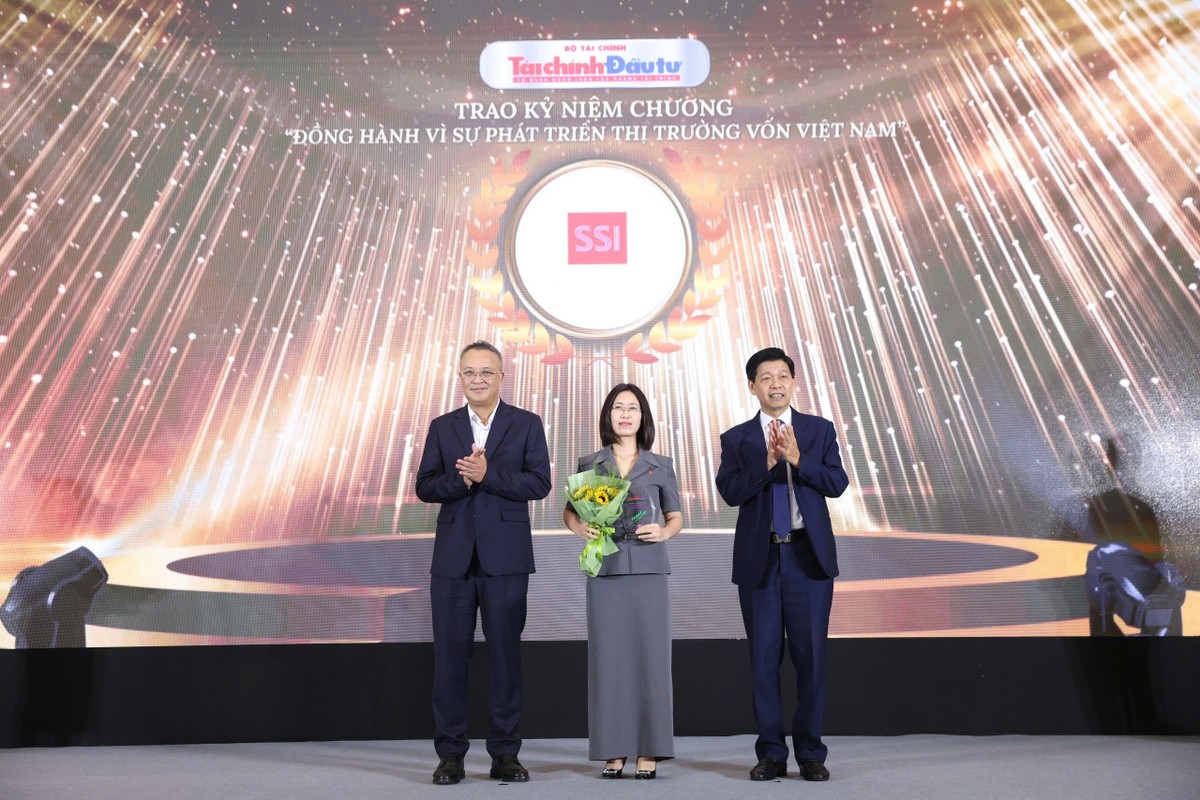 Đại diện CTCP Chứng khoán SSI (SSI) nhận kỷ niệm chương.