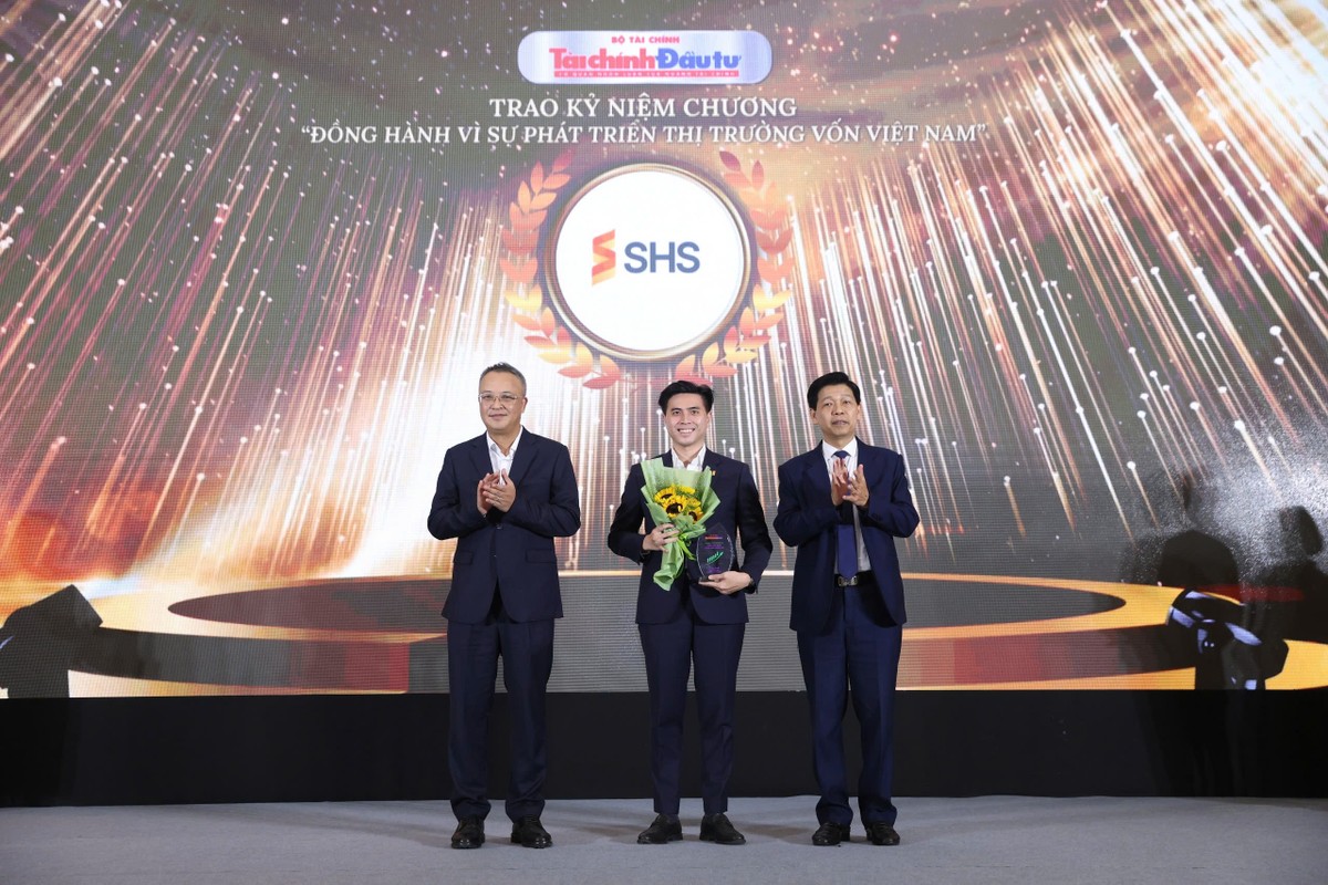 Đại diện Công ty cổ phần Chứng khoán Sài Gòn – Hà Nội (SHS) nhận kỷ niệm chương.