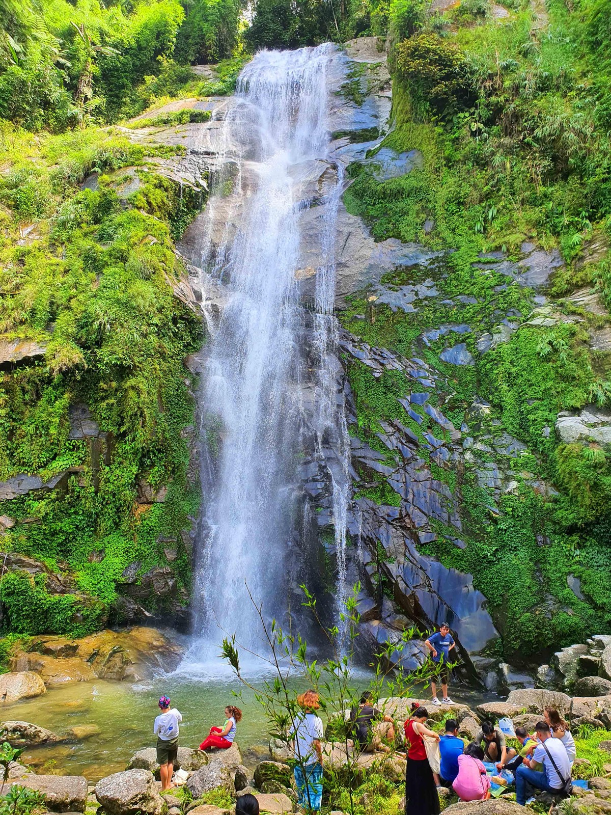 Hoàng Su Phì có những con thác rất đẹp, nước mát và ngọt lịm. Cắm trại bên thác và thưởng thức những món nướng đã chuẩn bị thì rất tuyệt.