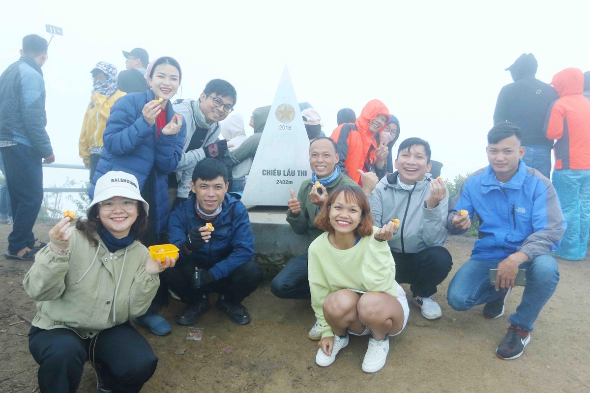 Nhóm bạn trẻ tại TP.HCM chinh phục địa danh Chiêu Lầu Thi và phá cỗ trung thu ở độ cao 2.402m.