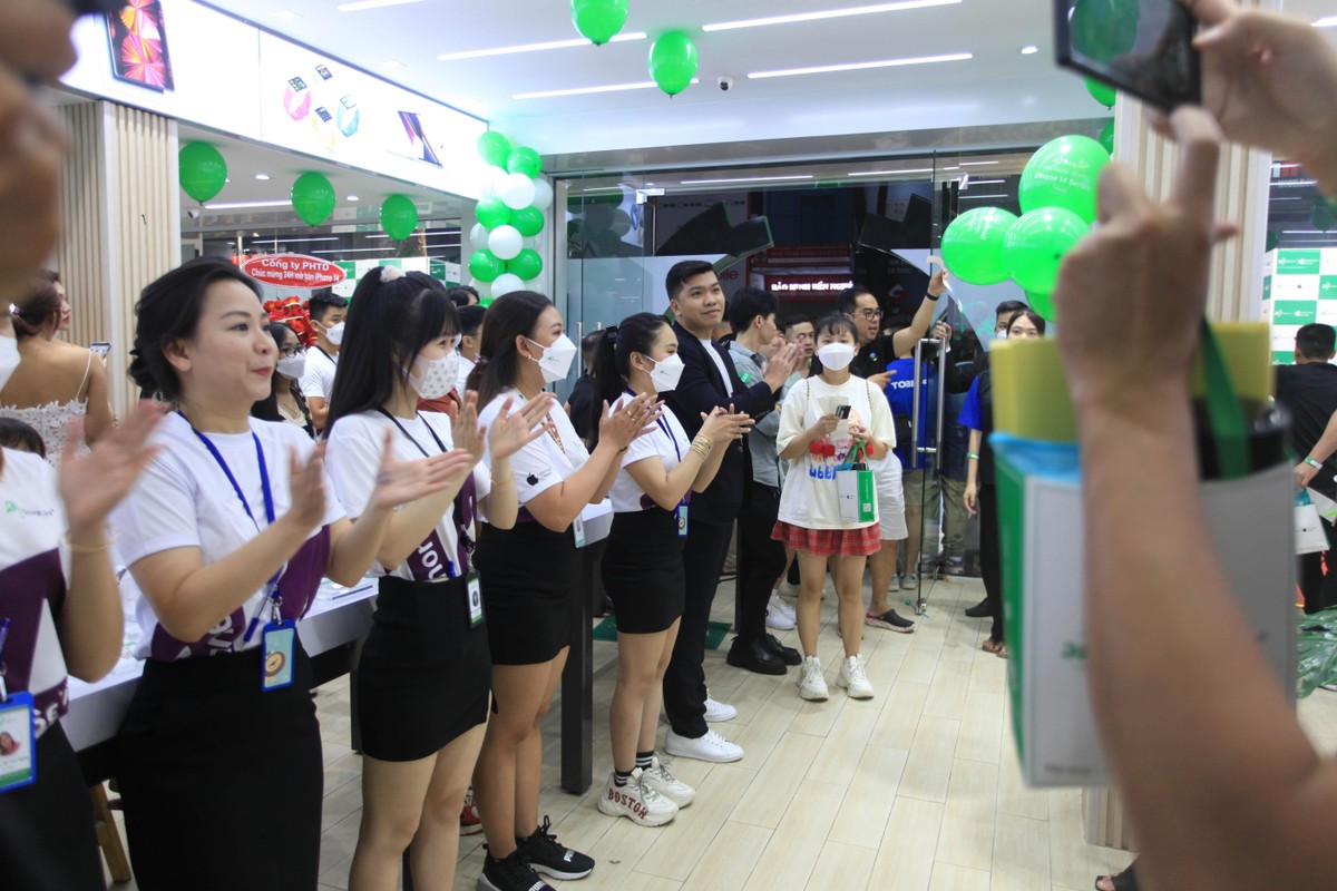 Đúng 0 giờ ngày 14/10, Premium Store của 24hStore đại lý ủy quyền chính thức của Apple mở bán iphone 14.