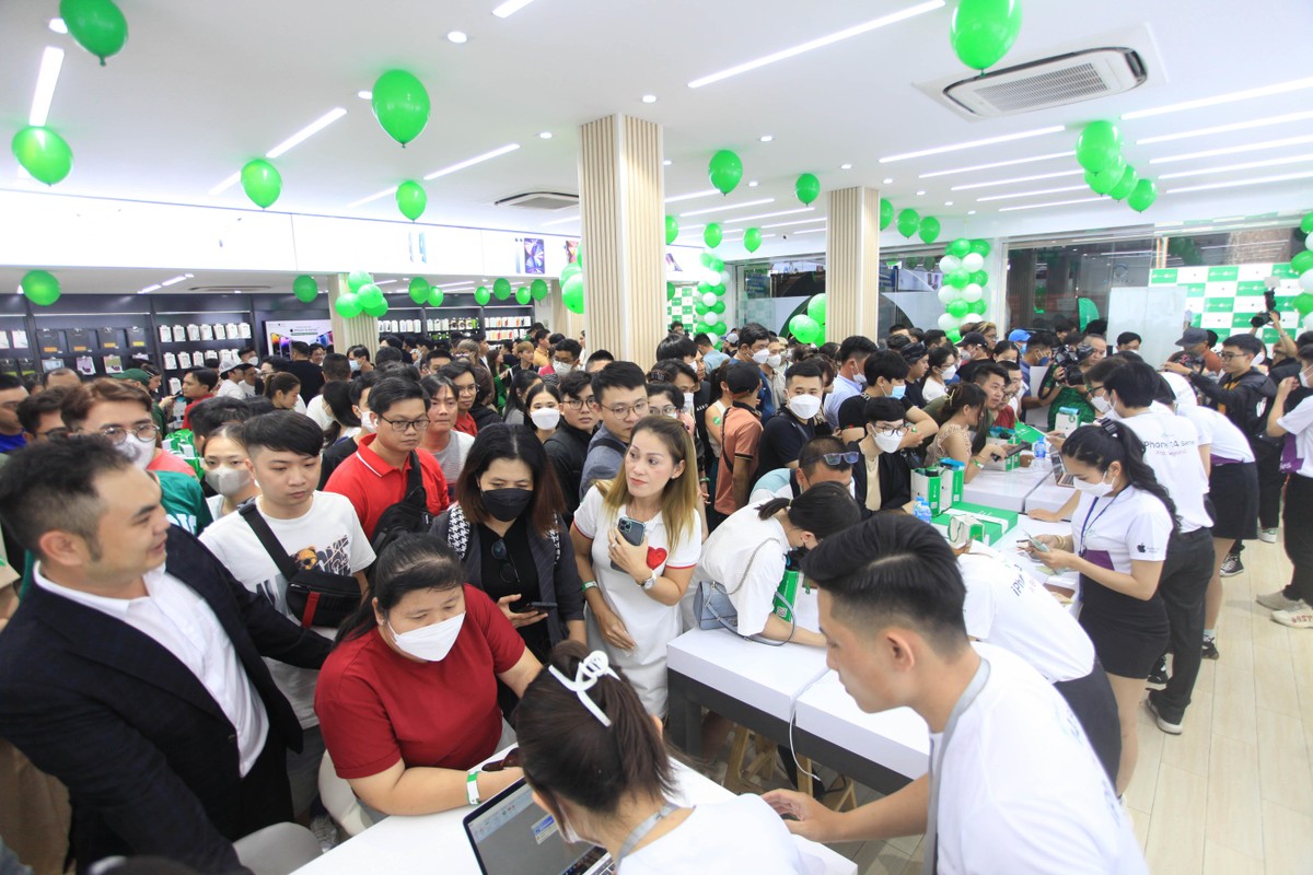 Nói về lý do sở hữu mức giá cạnh tranh hàng đầu cho series iPhone 14, ông Hồ Tác Thành, Giám đốc chuỗi 24hStore chia sẻ: “Chúng tôi luôn cố gắng tạo điều kiện tốt nhất cho khách hàng của 24hStore có thể sở hữu siêu phẩm một cách thuận tiện nhất mà không cần phải lo lắng quá nhiều về chi phí. Bên cạnh đó, khách hàng cũng sẽ an tâm quyền lợi của mình luôn được đảm bảo nhờ dịch vụ và chính sách bảo hành, đổi trả hoàn tiền rõ ràng của 24hStore.”