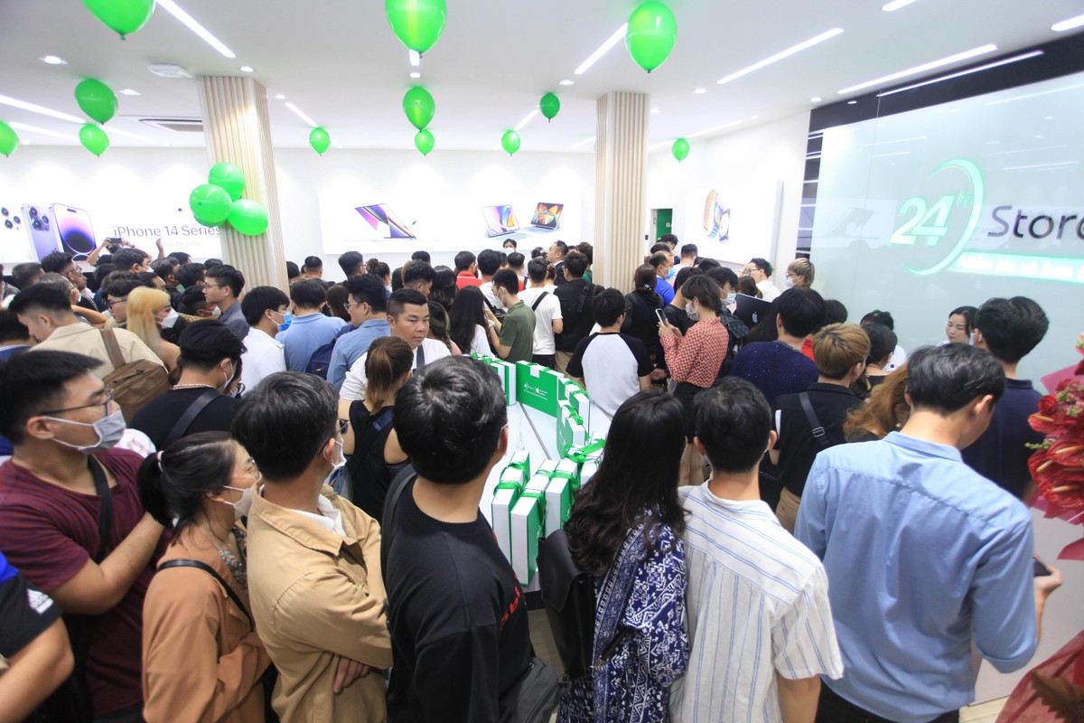 24hStore là đơn vị chuyên kinh doanh các sản phẩm thuộc lĩnh vực công nghệ như điện thoại di động, laptop, smartwatch,... được thành lập vào năm 2015, hiện có 9 chi nhánh tại TP.HCM và thành phố Thủ Đức.