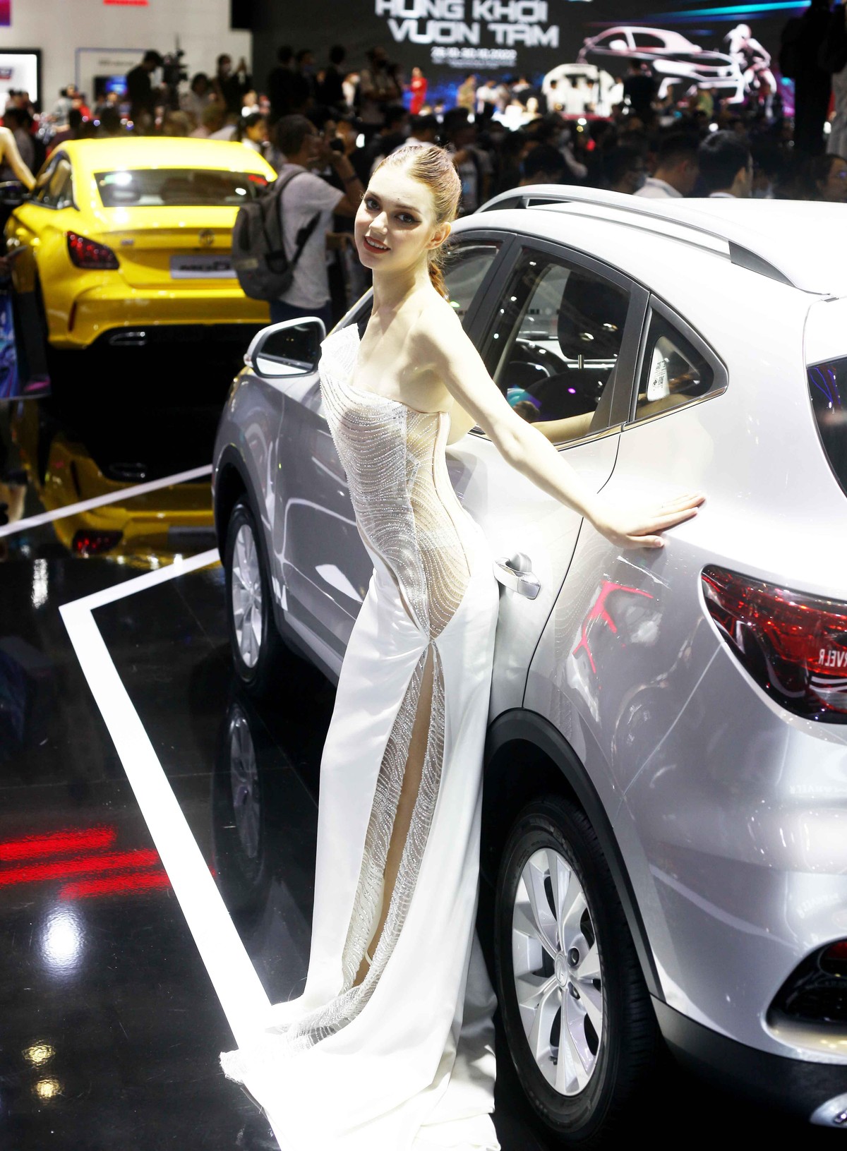 Người mẫu nước ngoài giới thiệu dòng xe của hãng MG. Đây cũng là lần đầu tiên MG tham dự triển lãm.