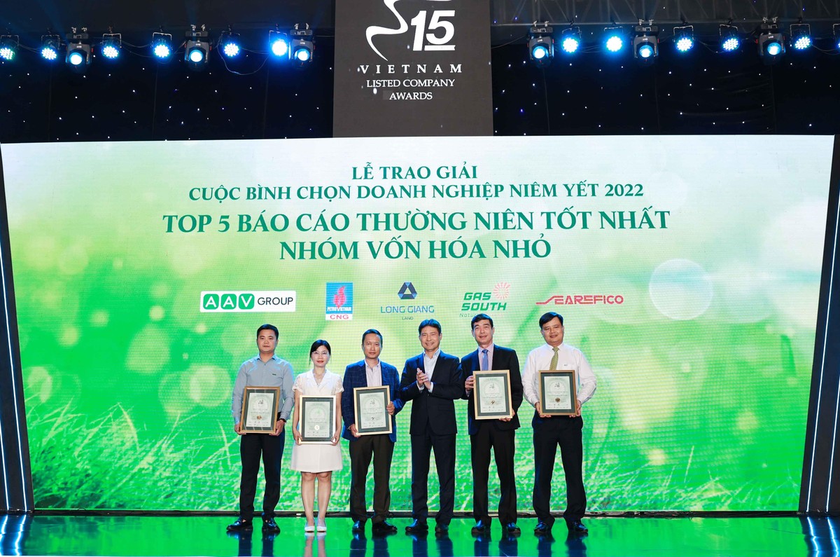 Ông Nguyễn Tuấn Anh, Phó tổng giám đốc Sở GDCK Hà Nội (HNX) trao giải cho Top 5 doanh nghiệp nhóm vốn hóa nhỏ.