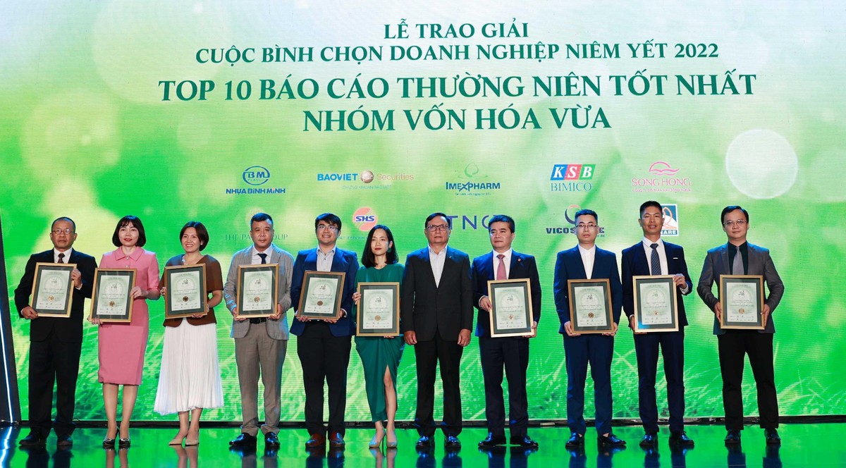 Ông Nguyễn Sơn, Chủ tịch Trung tâm Lưu ký Chứng khoán Việt Nam trao giải cho các doanh nghiệp trong Top 10 nhóm Mid Cap.