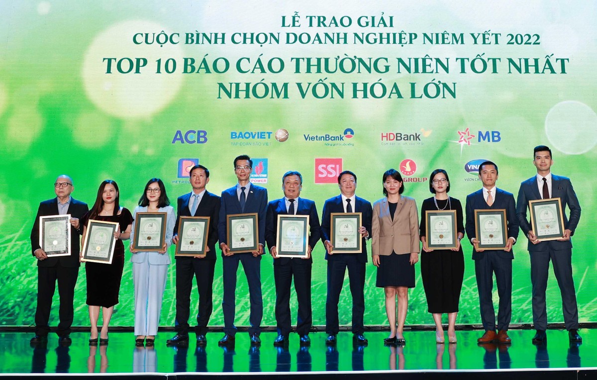 Bà Nguyễn Thị Việt Hà, Quyền Chủ tịch công ty, HOSE trao giải cho Top 10 BCTN tốt nhất nhóm Large Cap.