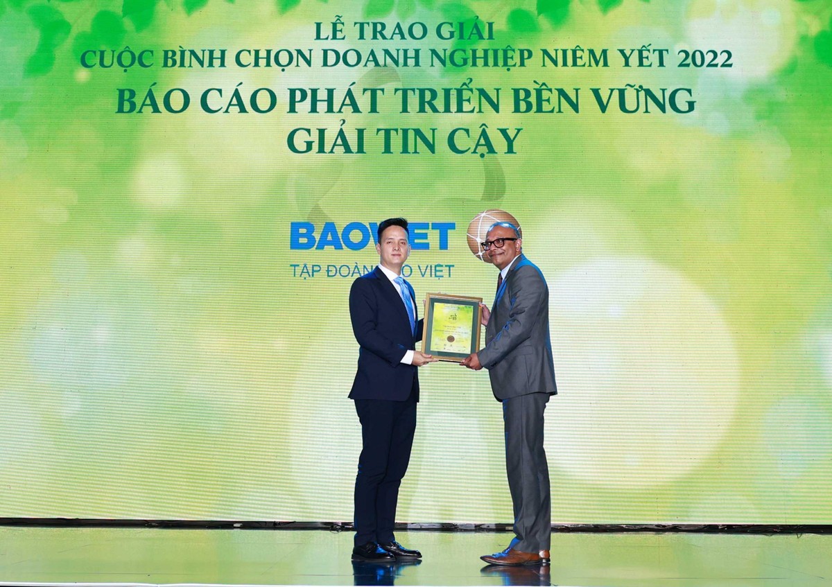 Ông Ren Varma, Giám đốc khu vực Đông Nam Á Lục địa Hiệp hội Kế toán công chứng Anh (ACCA) trao chứng nhận cho đại diện Tập Đoàn Bảo Việt (BVH) nhận giải Báo cáo phát triển bền vững có độ tin cậy cao nhất.