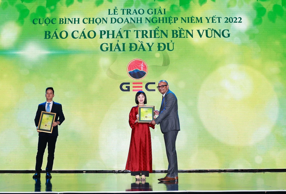Ông Ren Varma trao chứng nhận cho đại diện CTCP Điện Gia Lai (GEG) nhận giải Báo cáo phát triển bền vững có tính đầy đủ nhất