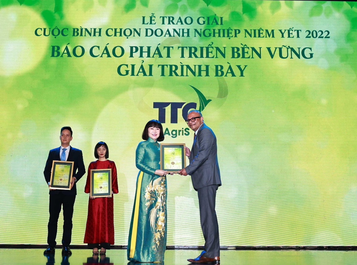 Ông Ren Varma trao chứng nhận cho đại diện CTCP Thành Thành Công- Biên Hòa (SBT) đạt giải Báo cáo phát triển bền vững có cách trình bày tốt nhất.