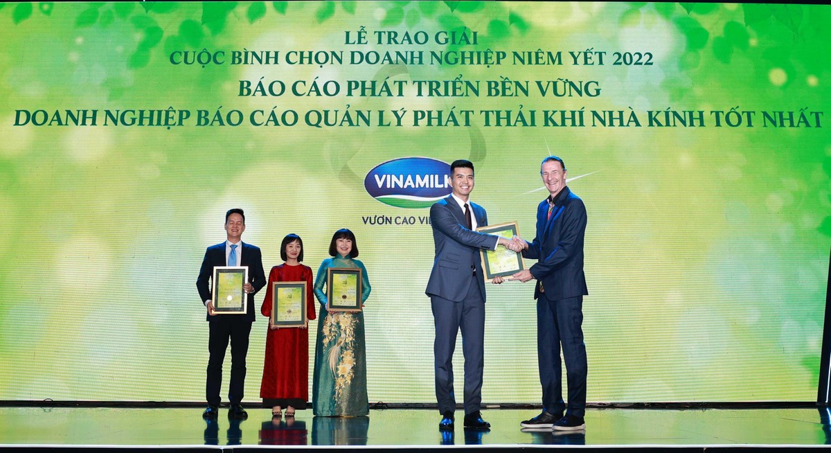 Ông Dominic Scriven, Chủ tịch Công ty Quản lý quỹ Dragon Capital lên trao giải thưởng cho Vinamilk doanh nghiệp quản lý tốt phát thải khí nhà kính.