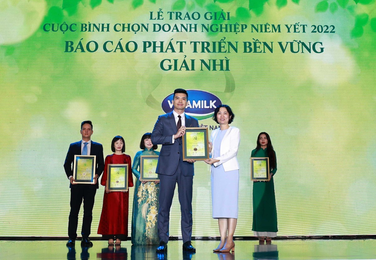 Bà Trần Anh Đào, Phó tổng giám đốc phụ trách Ban Điều hành HOSE, Trưởng Ban Tổ chức Cuộc bình chọn, trao giải nhì Báo cáo phát triển bền vững cho Công ty Vinamilk.