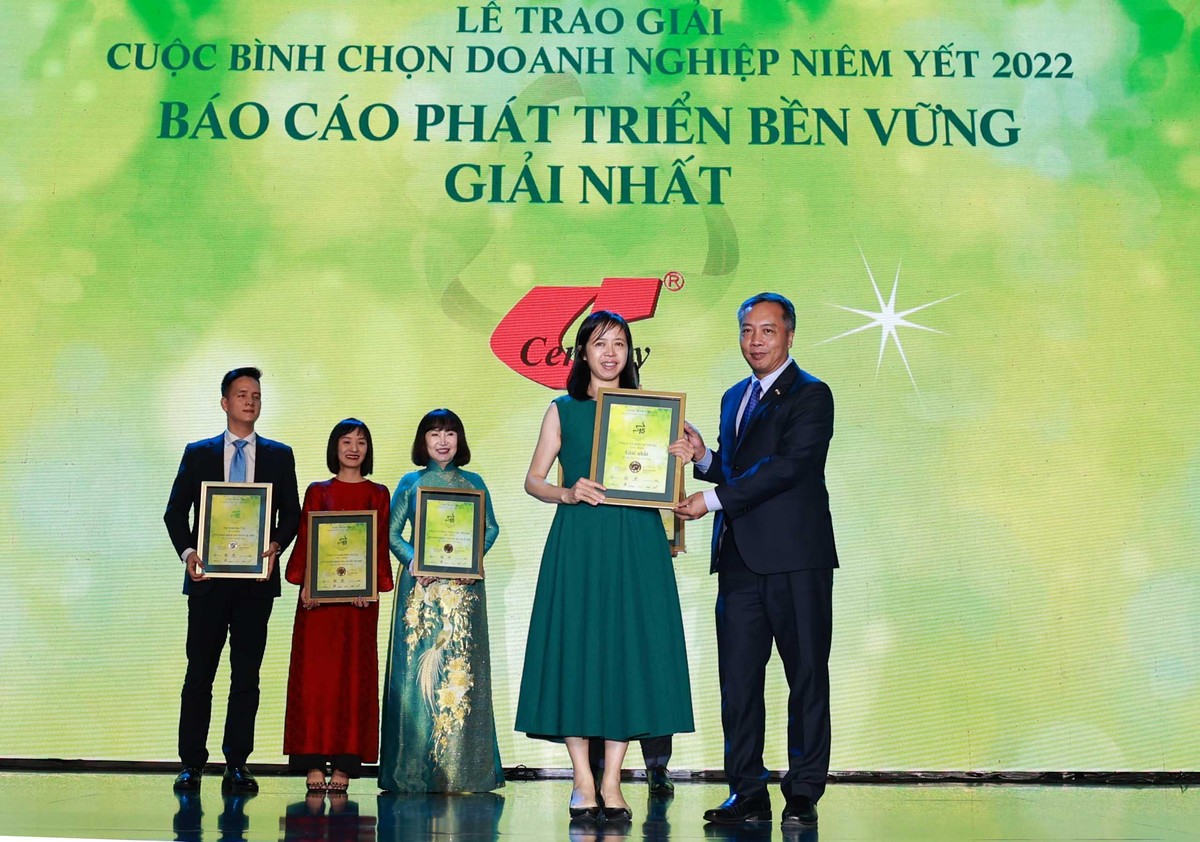 Ông Lê Trọng Minh, Tổng Biên tập Báo Đầu tư, Đồng Trưởng Ban Tổ chức Cuộc bình chọn trao Giải quán quân Báo cáo Phát triển bền vững năm nay cho CTCP Sợi Thế Kỷ.