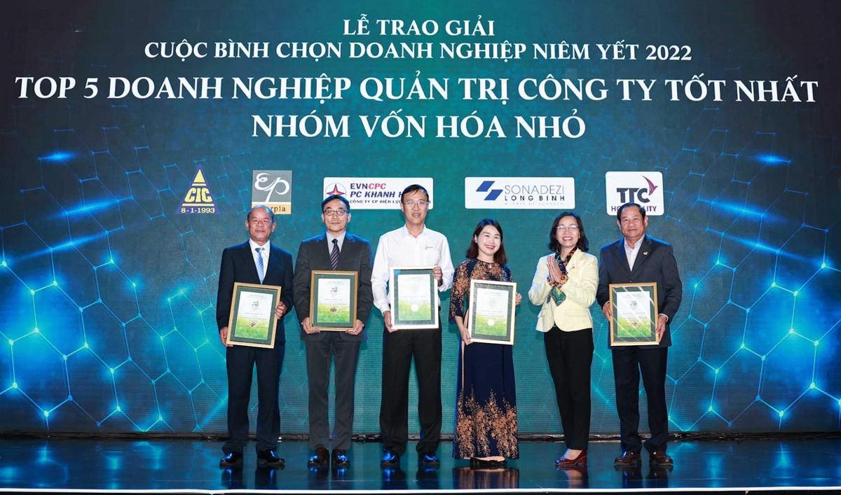 Bà Hà Thị Thu Thanh, Chủ tịch Viện Thành viên Hội đồng quản trị Việt Nam (VIOD) trao giải Báo cáo quản trị cho các doanh nghiệp nhóm vốn hóa nhỏ.