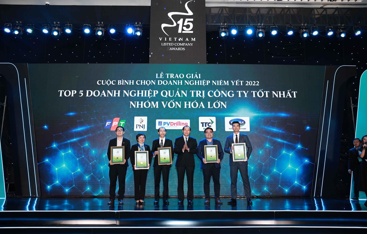 Ông Phạm Hồng Sơn, Phó chủ tịch Ủy ban Chứng khoán Nhà nước trao giải cho Top 5 doanh nghiệp đạt giải Quản trị công ty thuộc nhóm vốn hóa lớn.