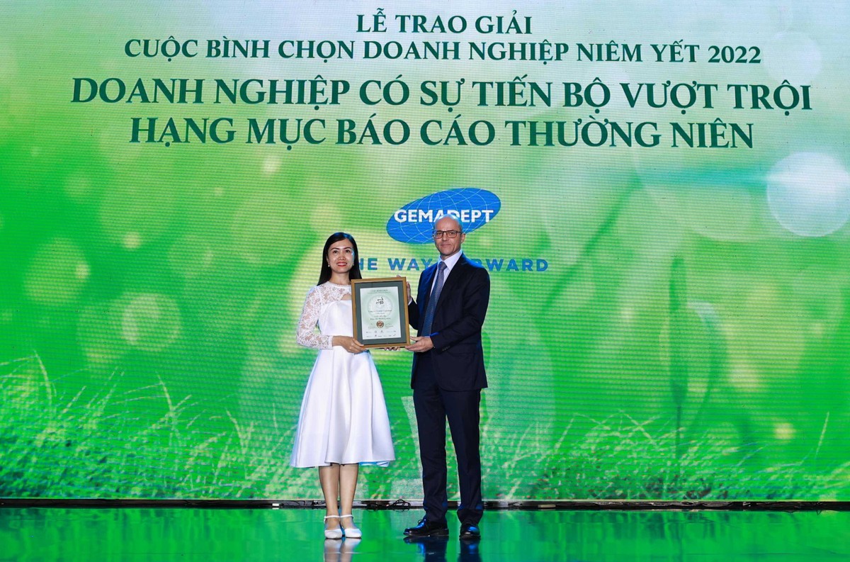 Ông Beat Schuerch, Tổng giám đốc Công ty Dragon Capital trao giải Tiến bộ vượt trội cho CTCP Gemadept.