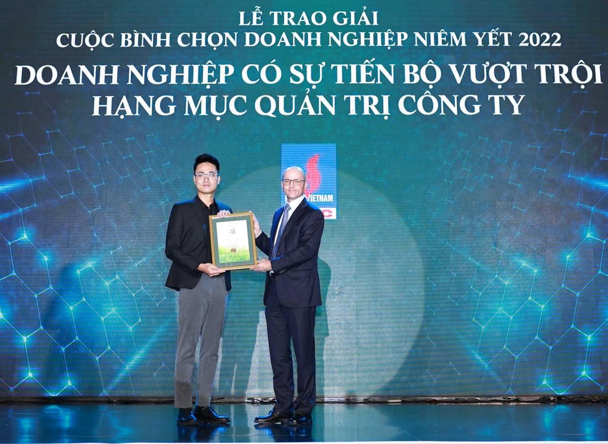 Ông Beat Schuerch, Tổng giám đốc Công ty Dragon Capital trao giải Tiến bộ vượt trội cho CTCP Dịch vụ Kỹ thuật Dầu khí Việt Nam.