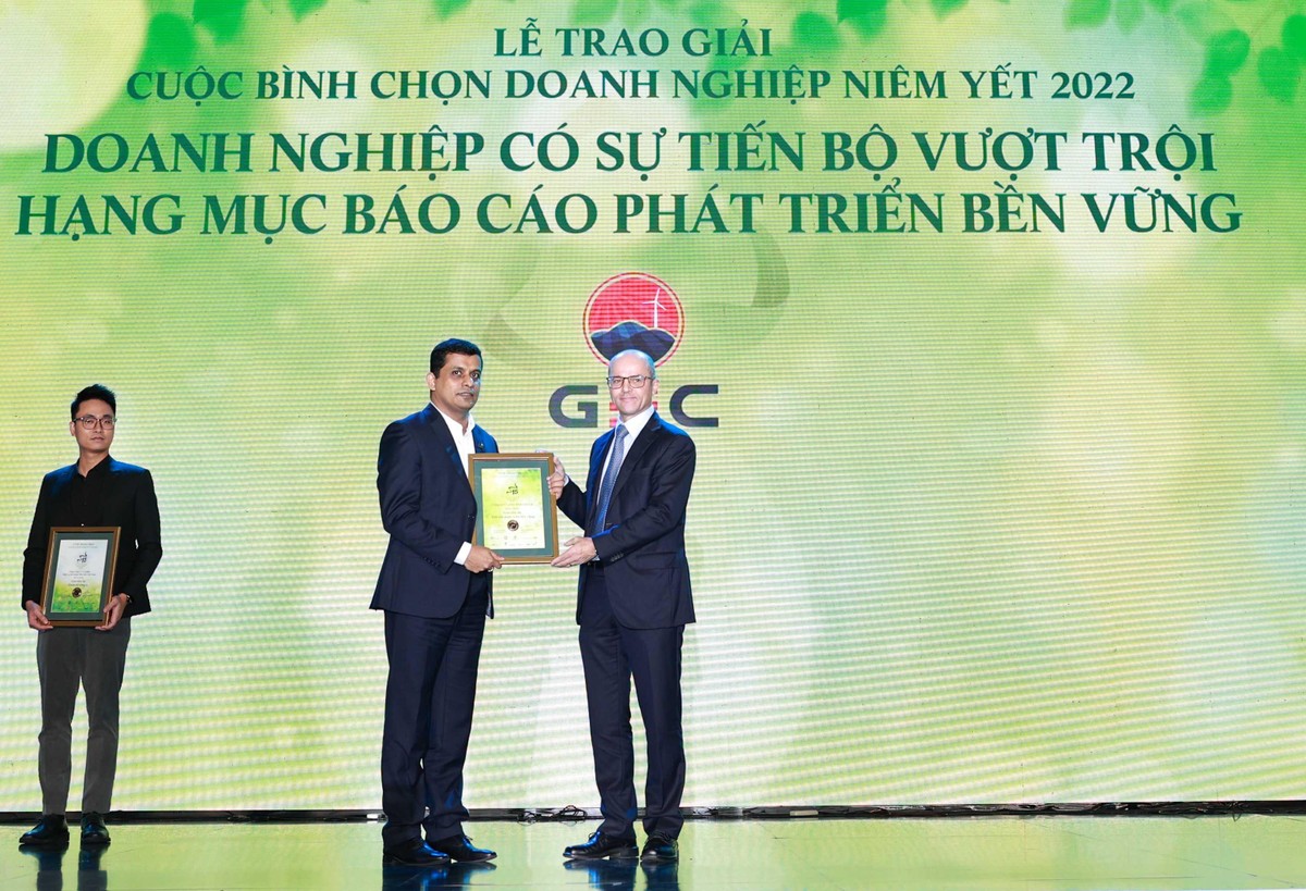 Ông Beat Schuerch, Tổng giám đốc Công ty Dragon Capital trao giải Tiến bộ vượt trội cho CTCP Điện Gia Lai.