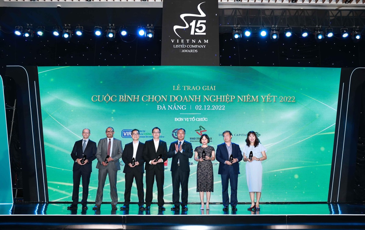 Ông Lê Trọng Minh, Tổng Biên tập Báo Đầu tư, Đồng Trưởng Ban Tổ chức Cuộc bình chọn trao kỷ niệm chương cho các đơn vị trong Ban Tổ chức.